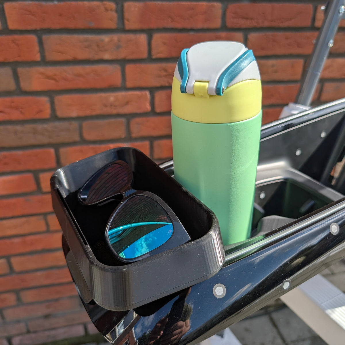 Zonnebrilhouder ingebouwd in de middenconsole van de Volkswagen ID.4 (modellen 2023-2026)