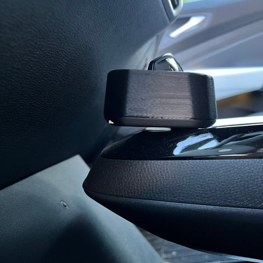 YURIK zonnebrilhouder past in de sleuven van de middenconsole van de VW ID.4.