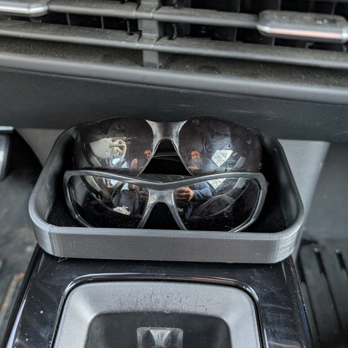XL sunglasses tray for VW ID.4 with charging card slot